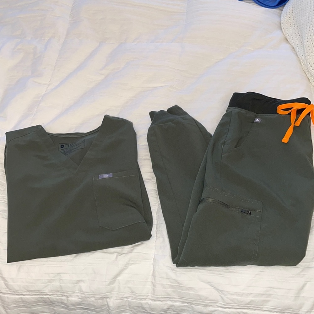 FIGS Scrub tops and Pants set in Moss